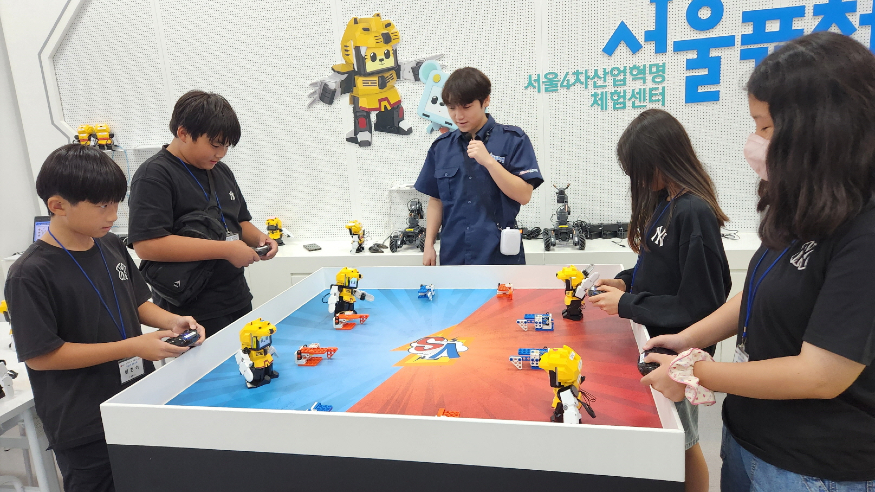남원시 청소년들이 서울퓨처랩을 방문해 4차산업을 체험하고 있다..jpg