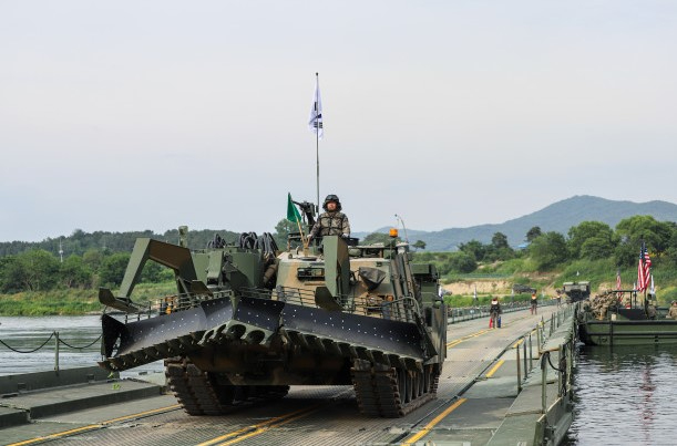 현대로템 장애물개척전차K600.jpg